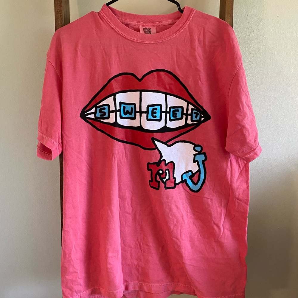 Honey TV x Mom Jeans Offical Merch